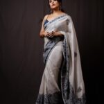 Anasuya Bharadwaj Instagram - Embraced Elegance 🦢🦋 @makeupbysiva 🩵 @telusivakrishna🩶 @karnikajewelshyd 💜 @valmikiramuphotography 🤎