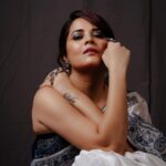 Anasuya Bharadwaj Instagram - Embraced Elegance 🦢🦋 @makeupbysiva 🩵 @telusivakrishna🩶 @karnikajewelshyd 💜 @valmikiramuphotography 🤎