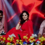 Anasuya Bharadwaj Instagram - అస్సలేంగుర్తుకురాదు నా కన్నులముందు నువ్వు ఉండగా అస్సలేంతోచదునాకు ఓ నిమిషంకూడా నిన్ను చూడక 🎶🎵 ❤️‍🔥 PS: Sorry 😣 couldn’t find the song here on Instagram to add 🙇🏻‍♀️