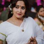 Anasuya Bharadwaj Instagram - సిరిమల్లె పువ్వా సిరిమల్లె పువ్వా చిన్నారి చిలకమ్మా నా వాడు ఎవరె నా తోడు ఎవరే ఎన్నాళ్లకోస్తాడే 🎵🎶 🌸🌼🤍