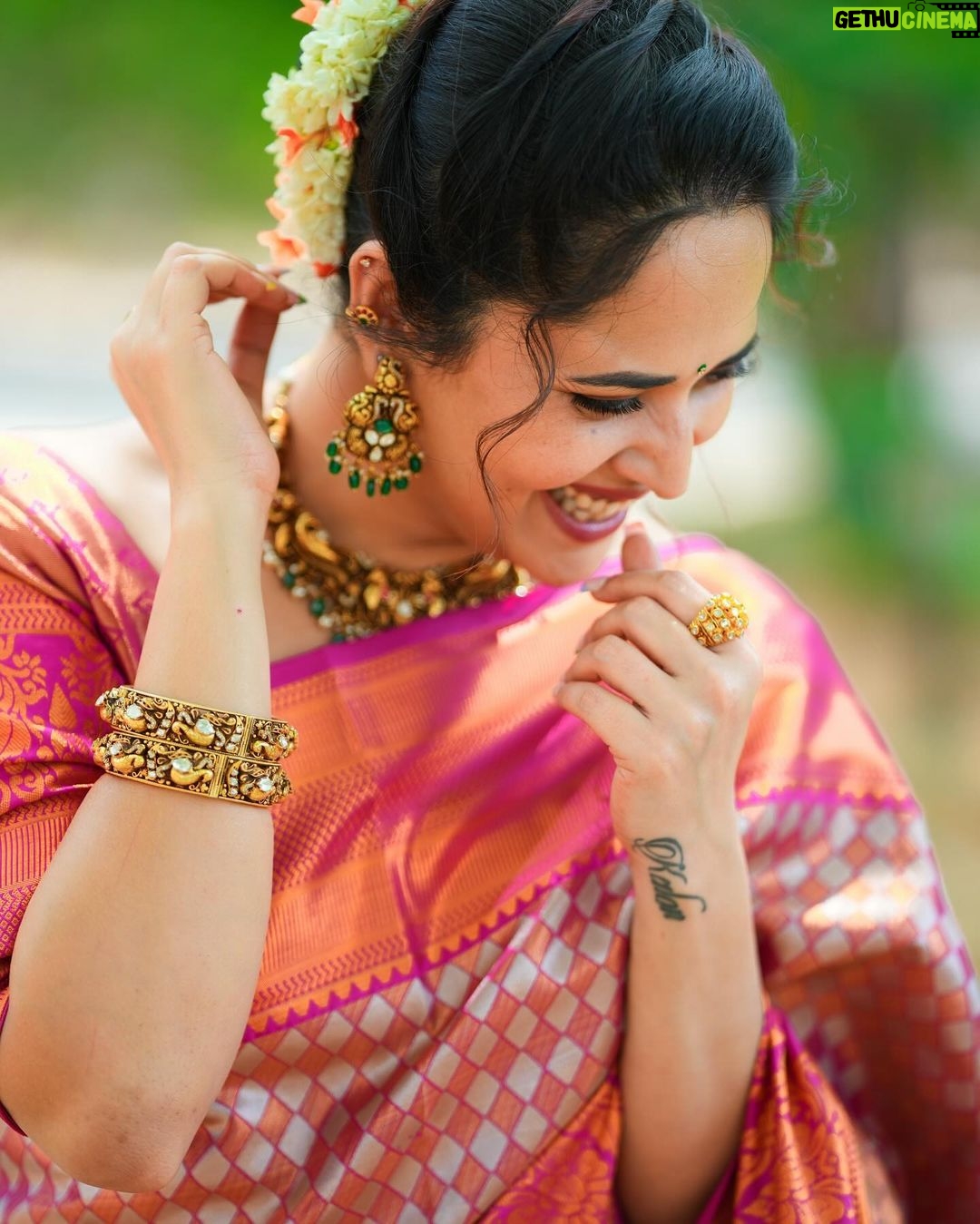 Anasuya Bharadwaj Instagram - P.S : Don’t forget to choose being happy over everything 🩷🤗 Blouse design and Styling @rishi_chowdary Blouse @ithiofficial Saree @aakrutijammalamadugu Accessories @bcos_its_silver MUA @makeupbysiva HSA @telusivakrishna PC @siva_sai_photography_kadapa Celebrity management @kalyansunkara @umediaentartainments