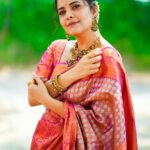 Anasuya Bharadwaj Instagram - P.S : Don’t forget to choose being happy over everything 🩷🤗 Blouse design and Styling @rishi_chowdary Blouse @ithiofficial Saree @aakrutijammalamadugu Accessories @bcos_its_silver MUA @makeupbysiva HSA @telusivakrishna PC @siva_sai_photography_kadapa Celebrity management @kalyansunkara @umediaentartainments