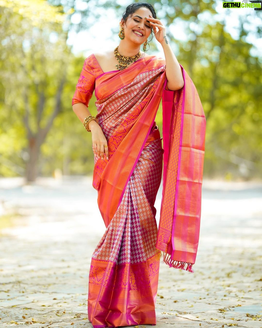 Anasuya Bharadwaj Instagram - P.S : Don’t forget to choose being happy over everything 🩷🤗 Blouse design and Styling @rishi_chowdary Blouse @ithiofficial Saree @aakrutijammalamadugu Accessories @bcos_its_silver MUA @makeupbysiva HSA @telusivakrishna PC @siva_sai_photography_kadapa Celebrity management @kalyansunkara @umediaentartainments