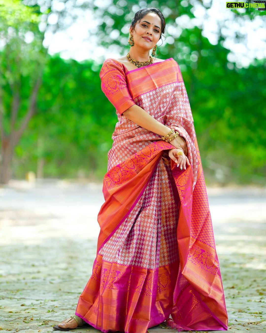 Anasuya Bharadwaj Instagram - P.S : Don’t forget to choose being happy over everything 🩷🤗 Blouse design and Styling @rishi_chowdary Blouse @ithiofficial Saree @aakrutijammalamadugu Accessories @bcos_its_silver MUA @makeupbysiva HSA @telusivakrishna PC @siva_sai_photography_kadapa Celebrity management @kalyansunkara @umediaentartainments