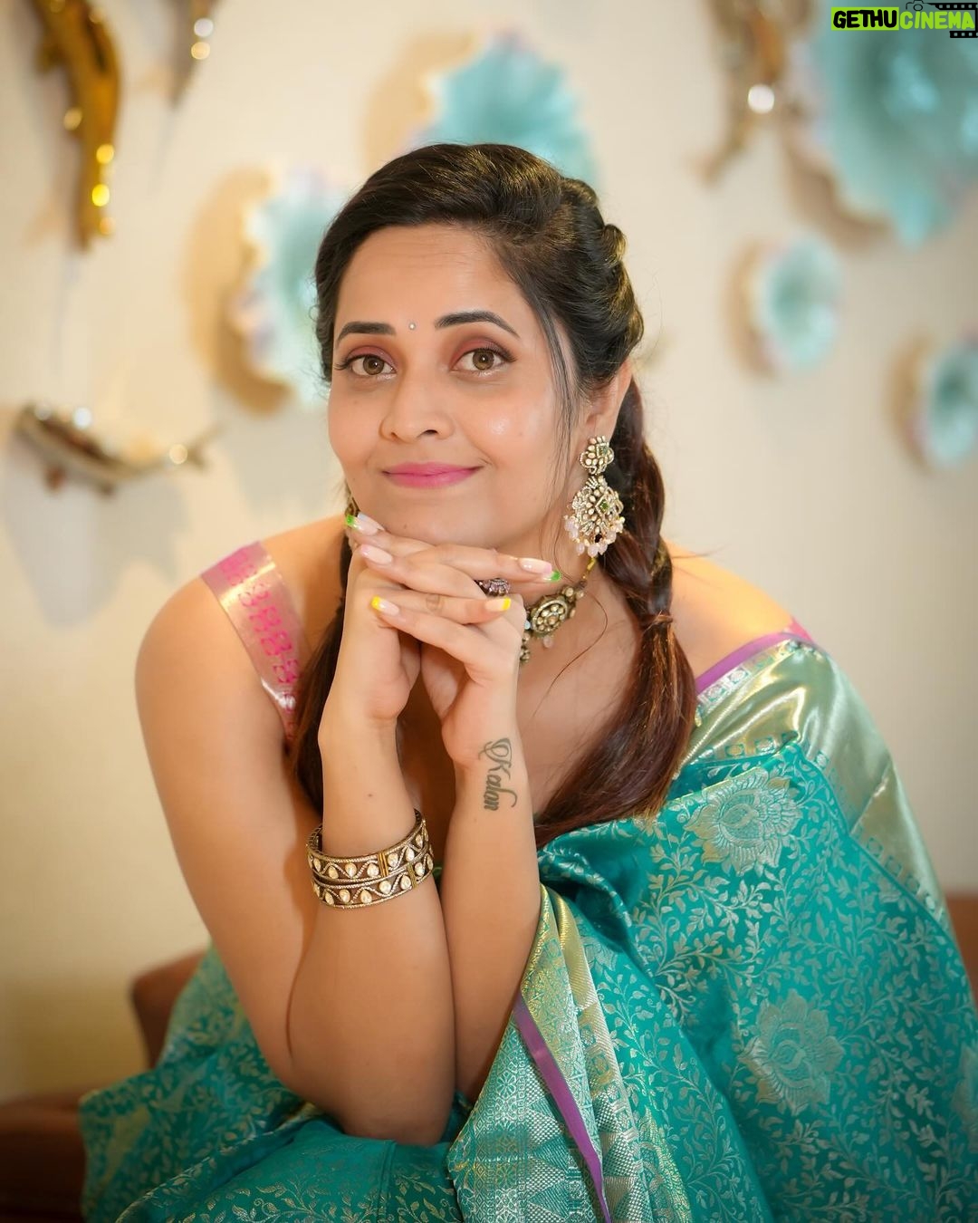 Anasuya Bharadwaj Instagram - .. But then see.. I am still a 👧🏻 at ❤️ 🫠🥰 Blouse design and Styling @rishi_chowdary Blouse @ithiofficial Saree @aakruti_shoppingmall Accessories @bcos_its_silver MUA @makeupbysiva HSA @telusivakrishna PC @delight_photography_official Celebrity management @kalyansunkara @umediaentartainments