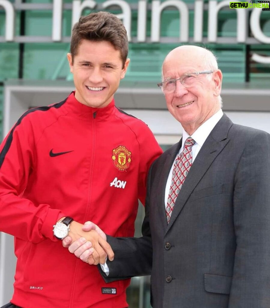 Ander Herrera Instagram - It was so special to see you the first day I arrived in Manchester, waiting for me to give me your warmest welcome. I will never forget it. You were everything at @manchesterunited Rest in peace sir Bobby Charlton