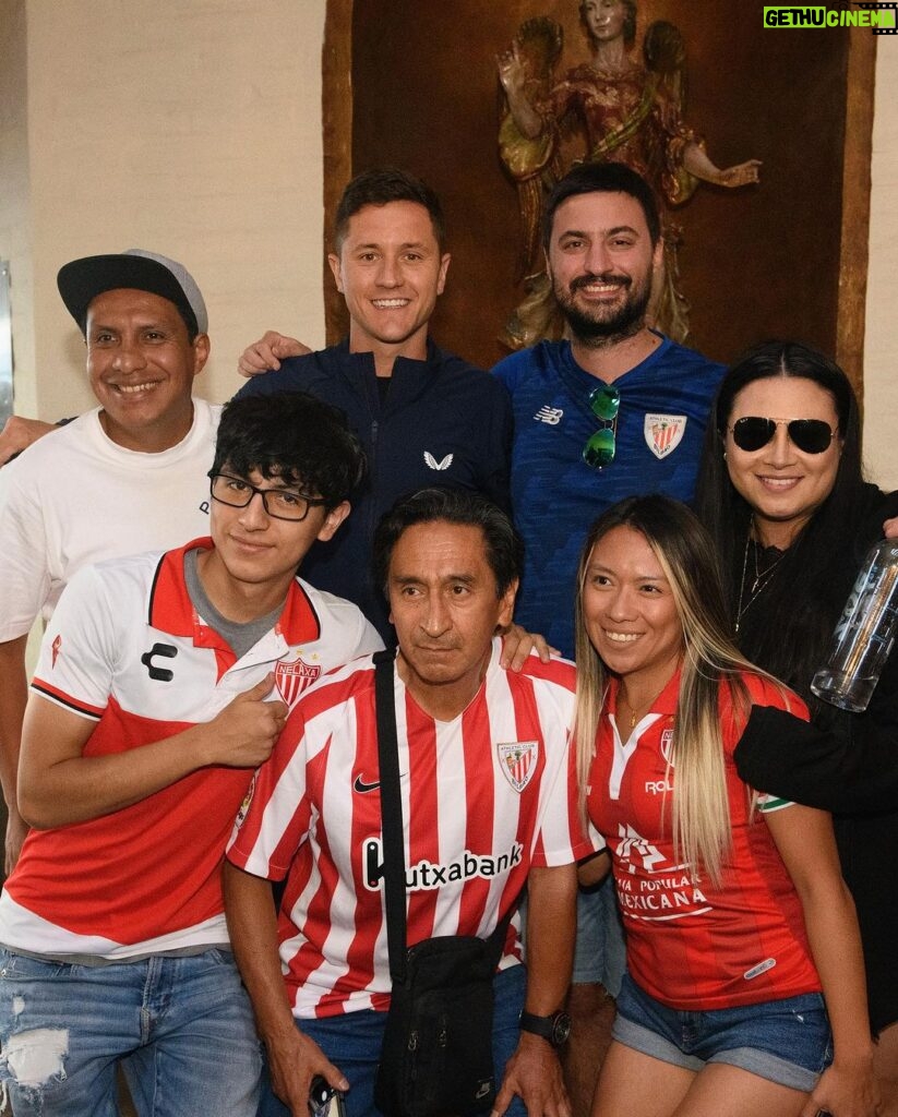 Ander Herrera Instagram - Gracias México 🇲🇽, ha sido un placer. Emociona ver Athleticzales en cualquier lugar del 🌍. 🔴⚪️ Mexico