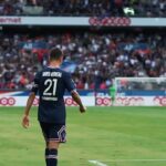 Ander Herrera Instagram - Llega la hora de decir adiós. Adiós a tres magnifícos años llenos de buenos momentos. Y solo puedo hacerlo eternamente agradecido por haber podido representar al club más grande de Francia, por haber disfrutado de tres temporadas repletas de títulos, por haber podido jugar junto a algunos de los mejores jugadores del mundo y por todo el cariño recibido desde el primer día que llegué a Paris. Nunca olvidaré este club, la gente que lo compone y lo maravilloso que es jugar como local en el Parque de los Príncipes. Siempre he intentado anteponer los intereses del club a los intereses individuales. Me voy feliz por haber dado todo durante estos tres exitosos años llenos de títulos y por haber podido ponerme esta camiseta en casi 100 partidos. Estuvimos muy cerca de traer la ansiada Champions League a las vitrinas del club. No tengo duda de que pronto la tendréis con vosotros. Y no puedo despedirme de vosotros sin hablar de Paris, me marcho completamente enamorado de esta ciudad, de cada uno de sus rincones, de su elegancia y por supuesto de su gente. Gracias a todos por haber hecho de cada momento algo inolvidable. MERCI PARIS