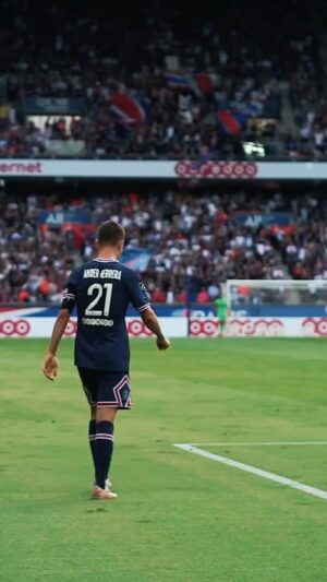 Ander Herrera Instagram - Llega la hora de decir adiós. Adiós a tres magnifícos años llenos de buenos momentos. Y solo puedo hacerlo eternamente agradecido por haber podido representar al club más grande de Francia, por haber disfrutado de tres temporadas repletas de títulos, por haber podido jugar junto a algunos de los mejores jugadores del mundo y por todo el cariño recibido desde el primer día que llegué a Paris.

Nunca olvidaré este club, la gente que lo compone y lo maravilloso que es jugar como local en el Parque de los Príncipes.

Siempre he intentado anteponer los intereses del club a los intereses individuales.

Me voy feliz por haber dado todo durante estos tres exitosos años llenos de títulos y por haber podido ponerme esta camiseta en casi 100 partidos. Estuvimos muy cerca de traer la ansiada Champions League a las vitrinas del club. No tengo duda de que pronto la tendréis con vosotros.

Y no puedo despedirme de vosotros sin hablar de Paris, me marcho completamente enamorado de esta ciudad, de cada uno de sus rincones, de su elegancia y por supuesto de su gente.

Gracias a todos por haber hecho de cada momento algo inolvidable.

MERCI PARIS