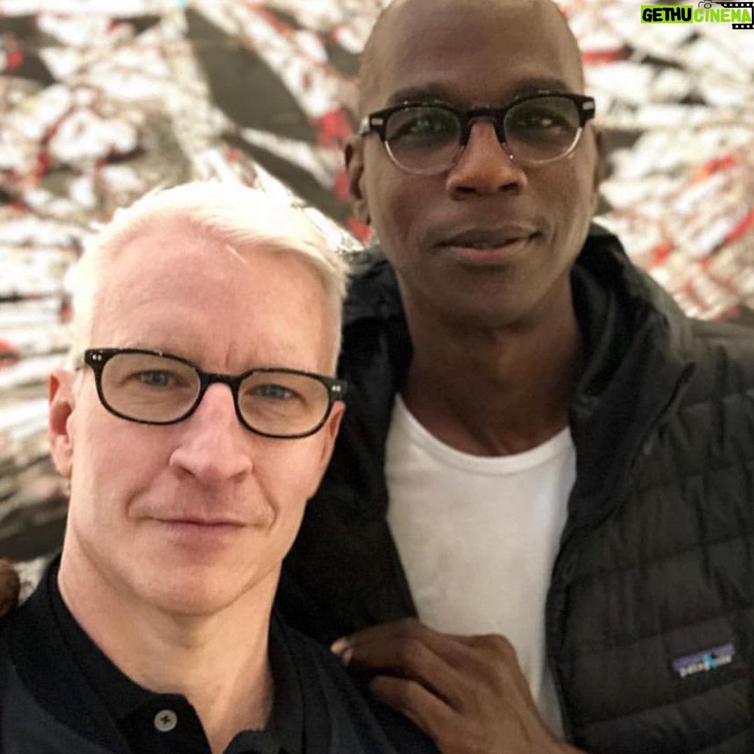 Anderson Cooper Instagram - Tonight on @60minutes I profile the extraordinary artist #MarkBradford, who makes abstract paintings out of layers of paper he cuts, power washes and sands. He didn’t sell his first painting till he was nearly 40. Back then he was still working as a hair stylist in his mom’s beauty shop. Now at 57, he is widely considered one the most important and influential American artists. @hauserwirth