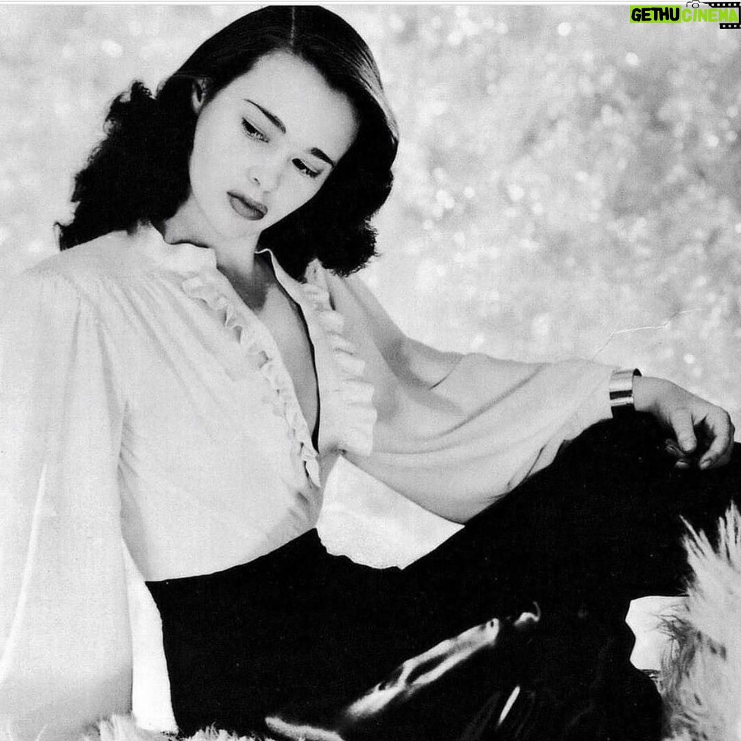 Anderson Cooper - 161K Likes - Today is my mom’s birthday. @gloriavanderbilt would have been 96. She lived life on her own terms, and there was no one else quite like her. What a mom! What a woman! What a life! @gloriavanderbiltstudio