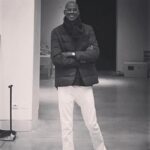 Anderson Cooper Instagram - Tonight on @60minutes I profile the extraordinary artist #MarkBradford, who makes abstract paintings out of layers of paper he cuts, power washes and sands. He didn’t sell his first painting till he was nearly 40. Back then he was still working as a hair stylist in his mom’s beauty shop. Now at 57, he is widely considered one the most important and influential American artists. @hauserwirth