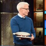 Anderson Cooper Instagram - @AndersonCooper is a man of many talents. Waiting tables isn’t one of them. 🍽️ #Colbert Ed Sullivan Theater