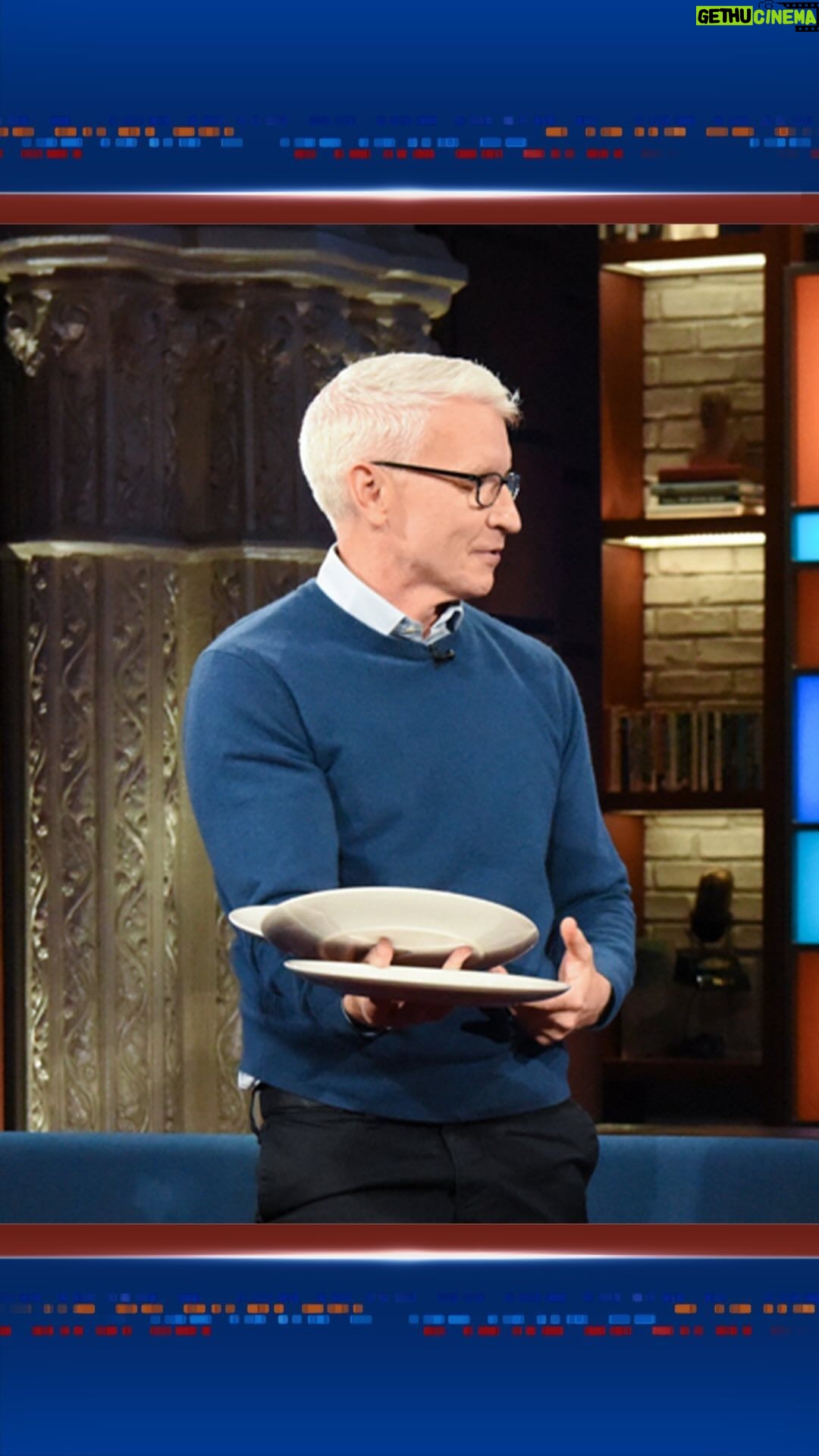Anderson Cooper Instagram - @AndersonCooper is a man of many talents. Waiting tables isn’t one of them. 🍽️ #Colbert Ed Sullivan Theater
