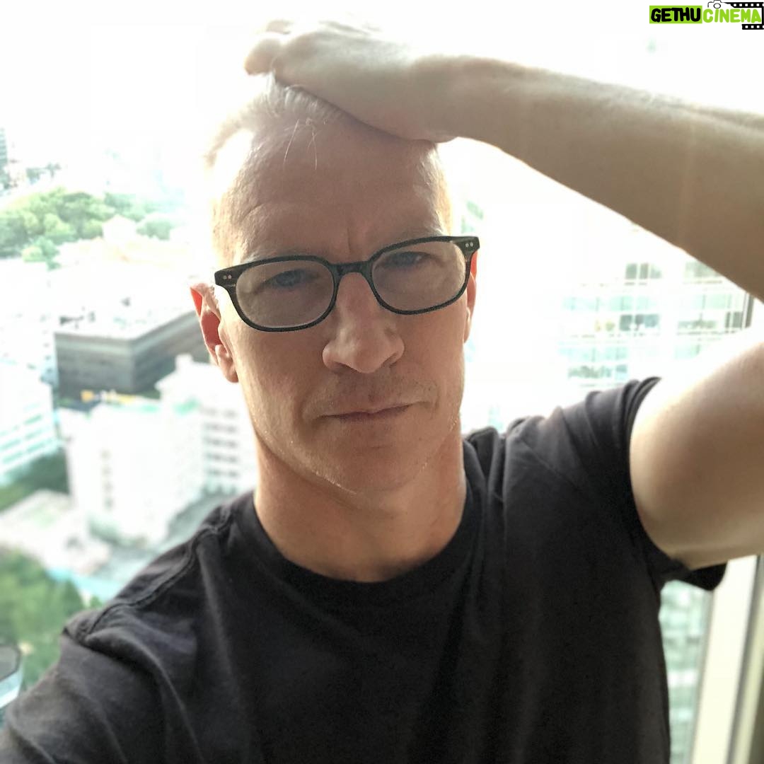 Anderson Cooper Instagram - Sleepy in Seoul... I had a great time in this really cool city! 감사합니다 서울! (I hope i got that right. Thank you #Seoul!)