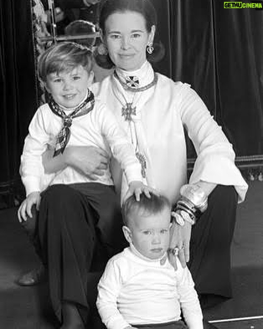 Anderson Cooper Instagram - Happy Mother’s Day to a true original, my mom, @gloriavanderbilt. At 94 she is still working, still creating art. Check it out @gloriavanderbiltstudio. Also check out the documentary about her #NothingLeftUnsaid” it’s on @HBO Go.