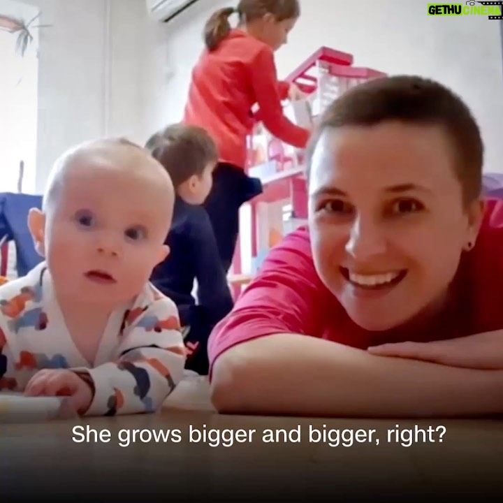 Anderson Cooper Instagram - I’ve been working on this for a while, and it’s on tonight on @cnn at 8pm…. the war in Ukraine through the eyes of Olena Gnes, a mother, sheltering in a basement with her three children. She has been documenting her experiences with a camera and this is her story.