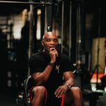 Anderson Silva Instagram - O 1- respeito, 2- amor, 3-lealdade e 4-resiliência são valores fundamentais que moldam nossas vidas e relacionamentos. Eles representam a base sólida sobre a qual construímos conexões significativas e duradouras com os outros. O respeito é a pedra angular de qualquer relacionamento saudável. Significa valorizar as opiniões, sentimentos e direitos dos outros, mesmo quando diferem dos nossos. Respeitar alguém é reconhecer sua individualidade e dignidade, independentemente de quem sejam ou de onde vêm. O respeito cria um ambiente de confiança e aceitação mútua. O amor, por sua vez, é uma força poderosa que nos une. É o sentimento profundo e genuíno que nos leva a cuidar, apoiar e nutrir aqueles que são especiais para nós. O amor é a centelha que nos impulsiona a fazer o melhor pelos outros, mesmo quando enfrentamos desafios. Quando cultivamos o amor em nossas vidas, estamos construindo relacionamentos fortes e significativos. A lealdade é um compromisso inquebrável de estar ao lado de alguém, não importa o que aconteça. É a promessa de apoio contínuo, de estar presente nos bons e maus momentos. A lealdade é a âncora que mantém os relacionamentos sólidos quando enfrentam turbulências. É a demonstração de que estamos dispostos a enfrentar obstáculos juntos. A resiliência é a capacidade de se recuperar diante das adversidades. Ela nos ensina a enfrentar desafios com coragem e determinação, em vez de desistir. Quando somos resilientes, estamos dispostos a superar os obstáculos que a vida nos apresenta, fortalecendo ainda mais nossos laços com os outros. Em resumo, o respeito, amor, lealdade e resiliência são pilares essenciais para construir relacionamentos saudáveis e significativos. Quando incorporamos esses valores em nossas vidas, estamos construindo um alicerce sólido para enfrentar os altos e baixos da jornada humana, tornando nossos laços com os outros verdadeiramente inquebráveis. Independente das nossas… imperfeições 🙏🏾🙏🏾🙏🏾🙏🏾🙏🏾