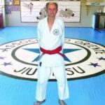 Anderson Silva Instagram - Hoje, através do amigo e mestre Ramon Lemos, fundador da Atos Jiu-Jitsu Academy, fui informado do falecimento do seu primeiro professor de BJJ, o grande mestre Amélio Arruda. Aos 92 anos, ele deixa um legado duradouro e inspirador que nunca será esquecido. 🥋🥋🥋🥋🥋🥋🥋🥋🥋🥋🥋 Mestre Amélio Arruda foi um ícone do jiu-jitsu brasileiro, fundador da renomada Academia Oriente Jiu-Jitsu em Niterói, no ano de 1964. Sua paixão e dedicação ao esporte ajudaram a moldar gerações de lutadores, transmitindo não apenas habilidades técnicas, mas também valores como disciplina, respeito e determinação. 🥋🥋🥋🥋🥋🥋🥋🥋🥋🥋🥋🥋🥋 Seu compromisso com a promoção do jiu-jitsu como um caminho para o autodesenvolvimento e a excelência esportiva deixa um impacto eterno na história do esporte. Suas lições de vida, humildade e amor pelo jiu-jitsu continuarão a inspirar aqueles que seguem seu caminho. 🥋🥋🥋🥋🥋🥋🥋🥋🥋🥋🥋 Mestre Amélio Arruda deixo aqui minhas condolências à família e todos os que tiveram a oportunidade de aprender com você descanse em paz seu espírito permanecerá vivo em todos os corações que você tocou. Descanse em paz, mestre, e obrigado por tudo o que você fez pelo jiu-jitsu e por aqueles que tiveram a honra de aprender com você … @ramonlemos