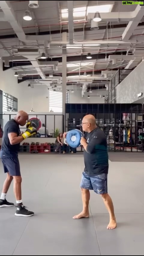 Anderson Silva Instagram - Bom dia meu povo… A estrada da vida é obscura e repleta de obstáculos que muitas vezes são difíceis de ultrapassar. No entanto, quando seguimos em frente com persistência, percebemos que, ao pararmos para refletir, podemos compreender o quanto somos capazes de escrever nossa própria história e absorver conhecimento e experiências. Deus nos proporciona as ferramentas necessárias para prosseguir nesta infinita jornada da vida. Essa estrada nos mostra inúmeros caminhos e várias paradas ao longo da viagem. Temos a responsabilidade de dar o nosso melhor enquanto estamos neste plano, nesta viagem repleta de experiências inexplicáveis. Um grande abraço no coração de todos vocês e votos de uma excelente jornada na estrada chamada vida. Desejo que Deus abençoe a todos hoje e sempre. 🙏🏾🙏🏾🙏🏾🙏🏾 Obrigado mestre @luiz_dorea meu amigo @hebertwilianboxe @ryanbraden @e.silvaoficial @talizesayegh @tarikalqassimi @tndubai @methodendeavors @moncefito