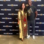Anderson Silva Instagram - Querida @therealshannonlee, quero expressar minha profunda admiração pelo legado de seu pai, Bruce Lee. Sua influência como artista marcial transcende gerações, apesar de sua partida prematura. Sua filosofia de vida, muitas vezes esquecida, é uma joia que brilha em suas palavras: 'Esvazie sua mente, não tenha forma. Sem contornos, como a água. Seja água, meu amigo. Essa simples frase contém uma sabedoria profunda que continua a ressoar. Seu pai não apenas moldou as artes marciais, mas também deixou um legado filosófico que ressoa no coração de seus admiradores. Sua abordagem de trabalho árduo, persistência e coragem inspira-nos a superar desafios. Ele se tornou uma lenda nos primórdios das artes marciais em Hollywood, e sua paixão pela arte e pela vida é um farol que guia muitos de nós até hoje. Apesar de sua partida precoce, Guru Bruce Lee abriu caminho não só mim mais para gerações futuras e nos deu uma herança valiosa. Sua filosofia continua a ser uma bússola que nos orienta em tempos de incerteza. Agradecemos profundamente a oportunidade de continuar sendo influenciados por seus ensinamentos. Seu legado vive em cada um de nós que busca a autodescoberta, o crescimento e a autenticidade. @bruceleefoundation @brandonlee Com gratidão, Anderson Silva 🙏🏾