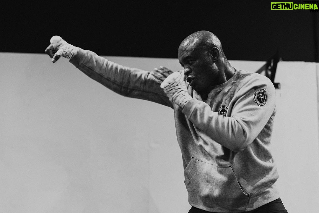 Anderson Silva Instagram - Olá, meu povo! Passando para desejar a todos vocês um maravilhoso final de semana, seja você do Brasil, dos Estados Unidos ou de qualquer outro canto deste imenso mundo. Quero que saibam que cada um de vocês é especial e possui uma luz única. Envio energias positivas e desejo a todos momentos esplêndidos! Valorizem os instantes ao lado de quem amam e celebrem as pequenas vitórias. Saibam que estão em meu coração. Que este final de semana renove suas energias e traga ainda mais motivação para a nova semana. Um grande beijo no coração de todos! 🌟