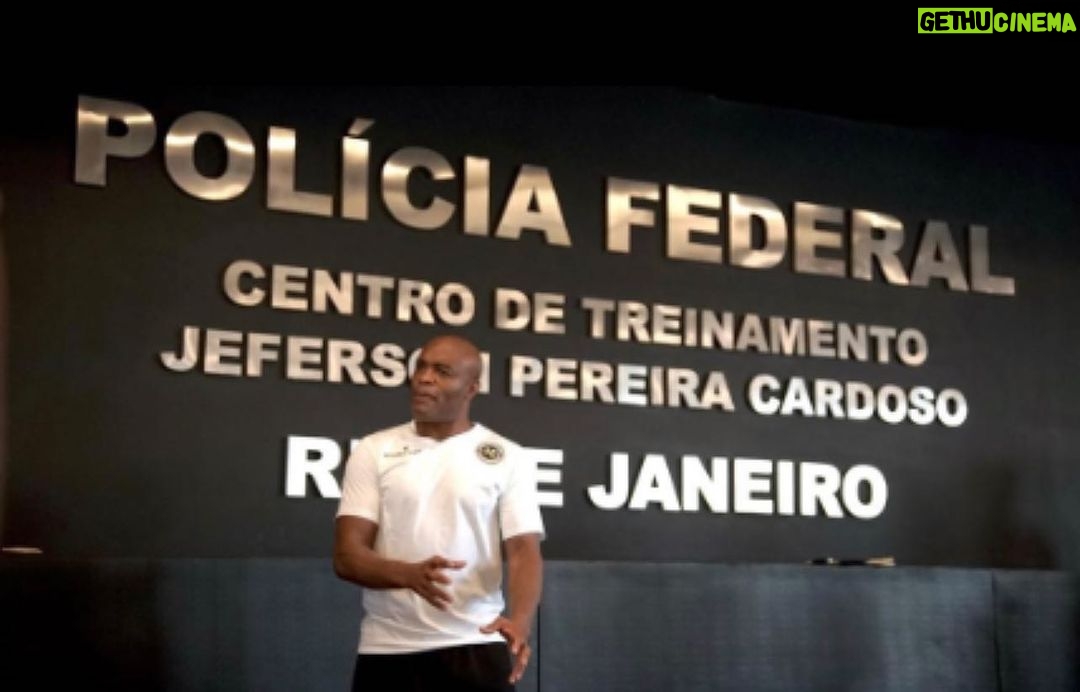 Anderson Silva Instagram - Gratidão a todos vocês do GPI, polícia federal RJ principalmente a Deus, pela oportunidade de poder compartilhar meus conhecimentos e aprender com vocês. Foi um dia incrível poder colaborar e trocar informações com nossas forças de segurança. Que Deus abençoe todos vocês, meus irmãos. Vamos fazer o nosso melhor para que dias melhores se concretizem para todo povo brasileiro 🇧🇷 . 🙏🏾🙏🏾🙏🏾 Força e honra. @silva_mtc @spiderkick @policiafederal @gpi.policia.federal @davininja @pirattinha