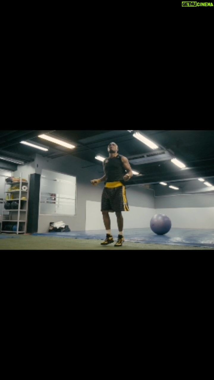Anderson Silva Instagram - Ola meu povo passando pra dar um oi e desejar uma semana abençoada ❤️❤️❤️❤️🙏🏾🙏🏾 Nós só alcançaremos nossos resultados quando tivermos disciplina (sim, eu me incluo nisso). Ter disciplina implica, necessariamente, em ter responsabilidade sobre seus pensamentos, suas emoções, seus objetivos e, principalmente, sobre suas ações. Enquanto nós continuarmos a culpar o outro, o externo, o tempo, o clima e as circunstâncias, me desculpe, não sairemos do lugar e o resultado não virá. @spiderkick_curitibacentro @spiderkick_bacacheri @spiderkick_chacarasantoantonio @spiderkick_batel @spiderkick_paulista @spiderkick @spiderkick_jundiai @spiderkick_aguasclaras @spiderkick_parkshopsaocaetano