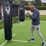 Anderson Silva Instagram - Beijo meu povo ps pra deixar um um grande 🤗 em cada um de vocês. 🙏🏾🙏🏾🙏🏾 Acredito que este texto vale a reflexão… 👇🏾👇🏾👇🏾👇🏾👇🏾👇🏾👇🏾👇🏾👇🏾👇🏾👇🏾👇🏾👇🏾👇🏾 Com o tempo aprendi que não adianta querer agradar a todos, pois sempre terá alguém para te criticar. Aprendi que de nada vale ser bonzinho se no final alguém sempre irá te magoar. Aprendi que na vida há momentos em que o necessário é ignorar os acontecimentos, pois de outra forma acabaremos ficando loucos com tanta hipocrisia. Aprendi que sempre terá “aquela pessoa” para te julgar errado, para dizer que é invejoso, maldoso, mentiroso... Aprendi que nunca ninguém ficará totalmente satisfeito com o que você faz. Sendo a sim, com todos os seus erros e acertos viva verdadeiramente cada segundo de vida com amor alegria e gratidão ao nosso Criador DEUS (Martha Olive)