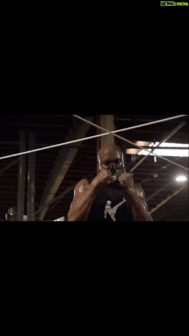 Anderson Silva Instagram - Mais um dia,mais um treino,obrigado DEUS… Ser feliz é reconhecer que vale a pena viver cada segundo fazendo o que ama, ao lado da família e de pessoas incríveis.. Ser feliz é um estado de espírito. Boa noite meu povo 🙏🏾🙏🏾🙏🏾❤️