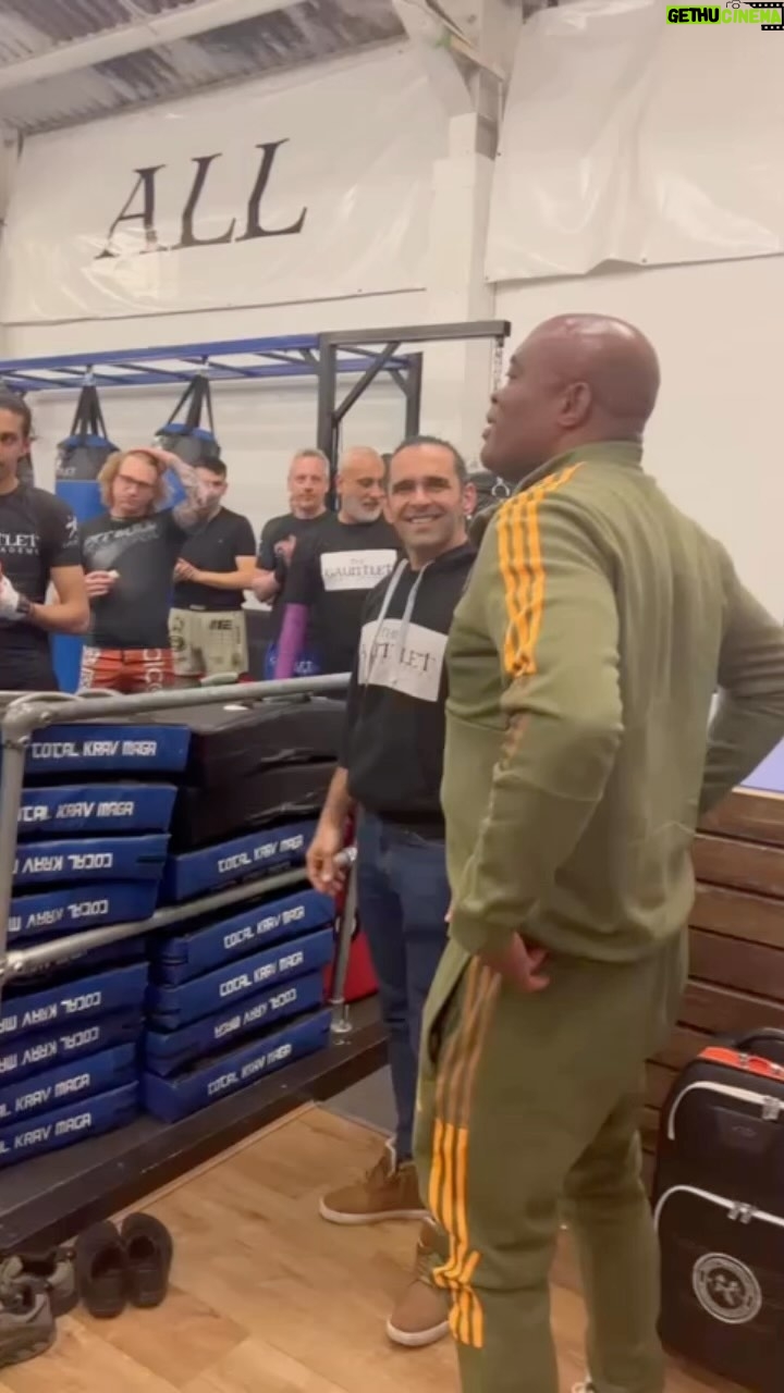 Anderson Silva Instagram - Ola meu povo 🙏🏾🙏🏾🙏🏾 Muitas vezes nos referimos ao legado como algo – qualquer coisa – que uma pessoa deixa para trás para ser lembrada. Uma marca no futuro, uma contribuição para as próximas gerações. O legado pode assumir a forma de filhos ou netos, um negócio ou uma contribuição duradoura para nossa comunidade ou sociedade. Pode ser tão intangível quanto a sabedoria que compartilhamos ou tão concreto quanto uma casa que construímos… @netonunes_bjj obrigado @desouzadojo @silva_mtc 🙏🏾 meus amigos
