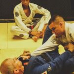 Anderson Silva Instagram - LEGADO – Carlos Drummond de Andrade Que lembrança darei ao país que me deu tudo que lembro e sei, tudo quanto senti? Na noite do sem fim, breve o tempo esqueceu minha incerta medalha, e a meu nome se ri. E mereço esperar mais do que os outros, eu? Tu não me enganas, mundo, e não te engano a ti. Esses monstros atuais, não os cativa Orfeu, a vagar, taciturno, entre o talvez e o se. Não deixarei de mim nenhum canto radioso, uma voz matinal palpitando na bruma e que arranque de alguém seu mais secreto espinho. De tudo quanto foi meu passo caprichoso na vida, restará, pois o resto se esfuma, uma pedra que havia em meio do caminho @delarivaoficial obrigado mestre seu legado se perpetua através de casa Ensinamento🥋🥋🥋🥋