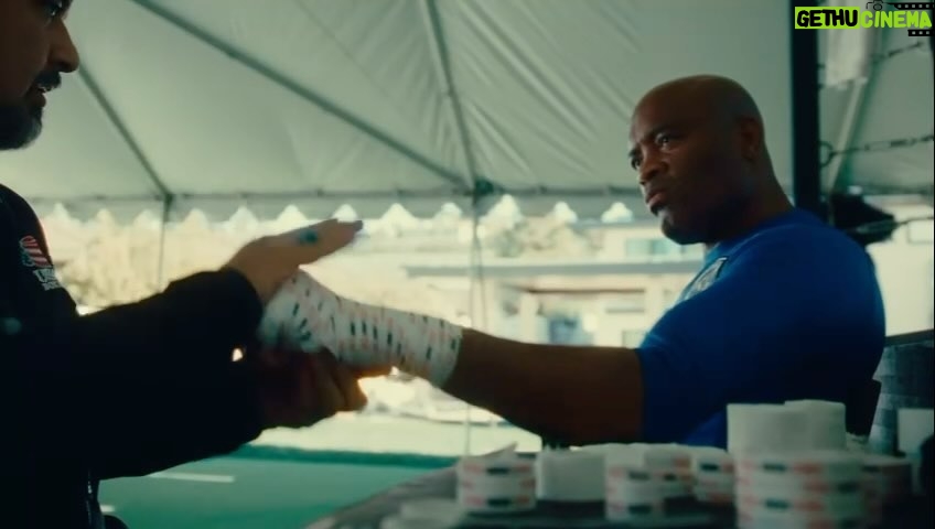 Anderson Silva Instagram - Olá, meu povo! Na louca correria da vida diária, muitas vezes esquecemos de lembrar a nós mesmos. Com nossas dúvidas, dores e falhas, temos a obrigação de aprender a apreciar cada segundo, cada instante, e refletir sobre nossas buscas aqui neste plano. Devemos ser mais do que tudo gratos, agradecer pelo ar, sentir as coisas belas e pelas pessoas incríveis com quem convivemos, até mesmo as não tão incríveis, afinal, nossa evolução se dá ao aprender a lidar com o outro. Aproveitem a sexta-feira, pois é o tempo que nos coloca para pensar sobre a vida e, ao mesmo tempo, nos traz calma e sabedoria para crescer e superar. Não esqueçam, o tempo é um presente de Deus em nossas vidas. Beijos, meu povo ! @nicorobledo.jr @luiz_dorea @silva_mtc