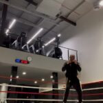 Anderson Silva Instagram - Boa tarde meu povo 🙏🏾❤️❤️❤️ 30 Instruções para a vida 1. Dê mais às pessoas do que elas esperam e faça com alegria. 2. Decore o seu poema favorito. 3. Não acredite em tudo que você ouve, não gaste tudo o que você tem e durma tanto quanto você queira. 4. Quando disser “Eu te amo” seja verdadeiro. 5. Quando disser “Sinto muito”, olhe para a pessoa nos olhos. 6. Fique noivo pelo menos seis meses antes de se casar. 7. Acredite em amor à primeira vista. 8. Nunca ria dos sonhos de outra pessoa. 9. Ame profundamente e com paixão. Você pode se machucar, mas é a única forma de viver a vida completamente. 10. Em desentendimentos, brigue de forma justa. Não use palavrões. 11. Não julgue pessoas pelos seus parentes. 12. Fale devagar, mas pense com rapidez. 13. Quando alguém perguntar algo que você não quer responder, sorria e pergunte: “Por que você quer saber?”. 14. Lembre-se que grandes amores e grandes conquistas envolvem riscos. 15. Ligue para sua mãe. 16. Diga: “Saúde”, quando alguém espirrar. 17. Quando você se der conta que cometeu um erro, tome as atitudes necessárias. 18. Quando você perder, não perca a lição. 19. Lembre de três R’s: Respeito por si próprio, Respeito pelo próximo, Responsabilidade por suas ações. 20. Não deixe uma pequena disputa ferir uma grande amizade. 21. Sorria ao atender o telefone. A pessoa que estiver ligando perceberá isso em sua voz. 22. Case com alguém que você goste de conversar. Ao envelhecerem, suas aptidões de conversação serão tão importantes quanto qualquer outra. 23. Passe mais tempo sozinho. 24. Abra seus braços para mudanças, mas não abra mão de seus valores. 25. Lembre-se de que o silêncio às vezes é a melhor resposta. 26. Leia mais livros e assista menos TV. 27. Viva uma vida boa e honrada. Assim, quando você ficar mais velho e olhar para trás poderá aproveitá-la mais uma vez. 28. Confie em Deus, mas tranque seu carro. 29. Uma atmosfera de amor em sua casa é muito importante. Faça tudo que puder para criar um lar tranqüilo e com harmonia. 30. Em desentendimentos com entes queridos, enfoque a situação atual. Não fale do passado.