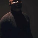 Anderson Silva Instagram - Olá Meu Povo ✌🏾 Estava pensando depois de um longo bate papo com um amigo de infância, em como nossas vidas mudaram, como tudo é diferente. Acho que da nossa turma fomos uns dos poucos que decidiram não ser parte de uma estatística, corremos atrás passamos por muitas dificuldades mais nos dedicamos 100% em mudar e escrever outra história ! Uma das coisas que ele me questionou, me chamou a atenção, como eu lido com todas estas coisas na minha vida fama e etc. Eu respondi, sabe meu irmão algumas pessoas imaginam que sou forte o tempo todo que não tenho problemas que minha vida e perfeita mais a verdade, é que,sou falho tenho minhas tristezas, alegria, energia positiva, altos e baixos, acertos e erros. Procuro levar a vida com leveza Sempre colocando muita positividade e disciplina nas coisas q faço. Tenho a certeza que 6 coisas que me fez chegar até aqui … Foram coisas que sempre tive, (disciplina) (fé) (persistência) (competência) (coragem) (amor) Estamos aqui para ser felizes e mais nada, onde colocar alegria e amor a sua vida vai levantar voo e como falava o grande Mestre e Guru Bruce Lee Não se coloque dentro de uma forma, se adapte e construa sua própria, e deixa-a expandir, como a água. Se colocarmos a água num copo, ela se torna o copo; se você colocar água numa garrafa ela se torna a garrafa. A água pode fluir ou pode colidir. Seja água, meu amigo!!! @spiderkick @urbnwaterco 🙏🏾❤️