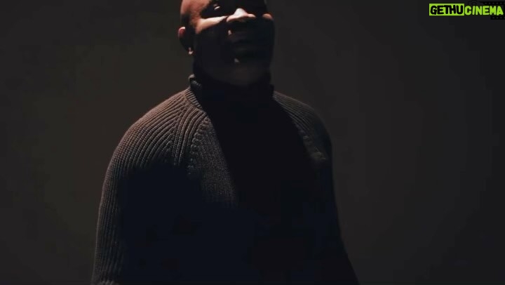 Anderson Silva Instagram - Olá Meu Povo ✌🏾 Estava pensando depois de um longo bate papo com um amigo de infância, em como nossas vidas mudaram, como tudo é diferente. Acho que da nossa turma fomos uns dos poucos que decidiram não ser parte de uma estatística, corremos atrás passamos por muitas dificuldades mais nos dedicamos 100% em mudar e escrever outra história ! Uma das coisas que ele me questionou, me chamou a atenção, como eu lido com todas estas coisas na minha vida fama e etc. Eu respondi, sabe meu irmão algumas pessoas imaginam que sou forte o tempo todo que não tenho problemas que minha vida e perfeita mais a verdade, é que,sou falho tenho minhas tristezas, alegria, energia positiva, altos e baixos, acertos e erros. Procuro levar a vida com leveza Sempre colocando muita positividade e disciplina nas coisas q faço. Tenho a certeza que 6 coisas que me fez chegar até aqui … Foram coisas que sempre tive, (disciplina) (fé) (persistência) (competência) (coragem) (amor) Estamos aqui para ser felizes e mais nada, onde colocar alegria e amor a sua vida vai levantar voo e como falava o grande Mestre e Guru Bruce Lee Não se coloque dentro de uma forma, se adapte e construa sua própria, e deixa-a expandir, como a água. Se colocarmos a água num copo, ela se torna o copo; se você colocar água numa garrafa ela se torna a garrafa. A água pode fluir ou pode colidir. Seja água, meu amigo!!! @spiderkick @urbnwaterco 🙏🏾❤️