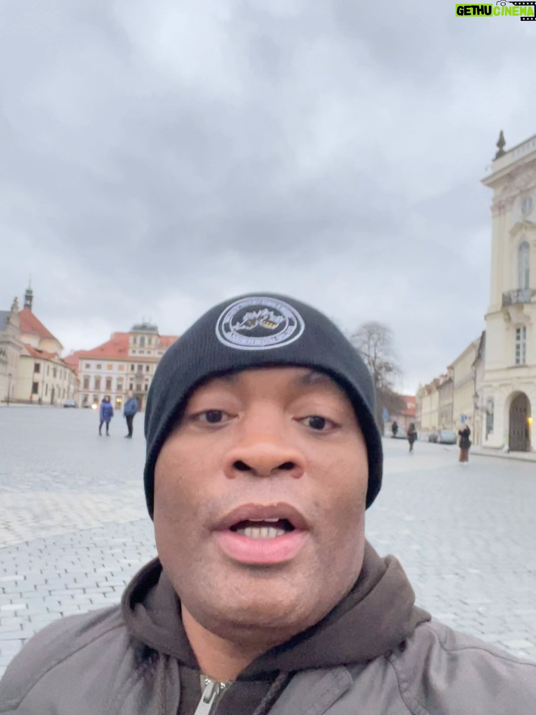 Anderson Silva Instagram - ๐๐๏ธ๐๐๏ธ๐๐๏ธ๐๐๏ธ๐๐๏ธ๐๐๏ธ๐๐๏ธ Mais um dia em Praga, visitando o Castelo ao lado de pessoas incrรญveis. Obrigado, time. @minotauromma @flaviocanto @kyragracie @rafaelasilvaa @beatrizferreira60kg Vocรชs sรฃo maravilhosos. Valeu, meu amigoโฆ@eumalvinosalvador