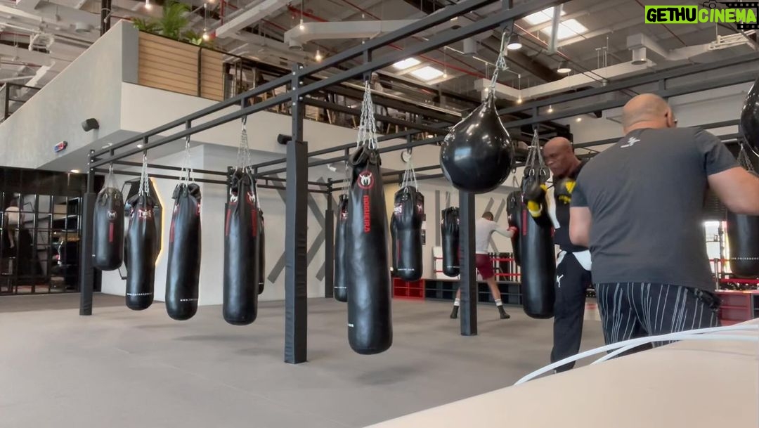 Anderson Silva Instagram - Se você está escalando a montanha da vida saiba que não será fácil e quando estiver na escalada 🧗♀️ haverá tempos ruins, vento forte, frio, calor, dificuldade de respirar… Não pense em desistir de forma alguma… E quando chegar ao topo, olhe ao seu redor e agradeça a Deus, pois são poucos que conseguem este feito… Lembre-se… Todos podem desistir de você,mas você é o único que não pode… Por mas que a vida apresente algumas dificuldades… Não deixe que a escuridão consuma seus sonhos, olhe adianta e agradeça a DEUS por mais um dia!!! DEUS ilumine a vida de cada um de vocês hoje e sempre ❤️🙏🏾❤️🙏🏾🙏🏾🙏🏾🙏🏾🙏🏾 @luiz_dorea @hebertwilianboxe @ryanbraden @e.silvaoficial @silva_mtc @spiderkick