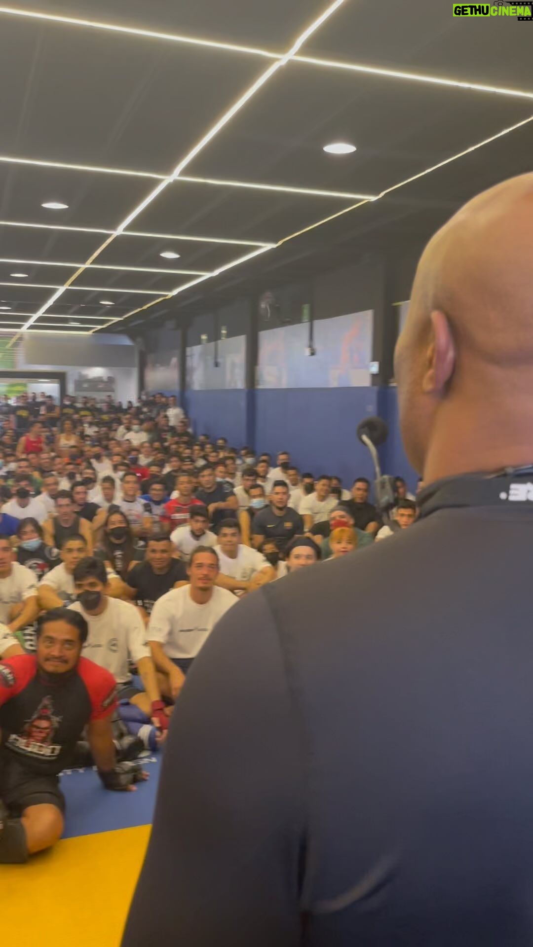 Anderson Silva Instagram - Ola meu povo passando para agradecer todos vocês hoje e sempre…❤️🙏🏾❤️🙏🏾 Poucas coisas na vida me deixam tão grato quanto poder olhar para trás e ver que valeu a pena cada esforço , cada lesão , cada treino, cada vitória, cada derrota… Mas a cima de tudo, as boas recordações que levo com muita satisfação no coração… Seguimos com amor e muita honra!!! @silva_mtc @spiderkick @killerbeesoficial @killerbeesusa