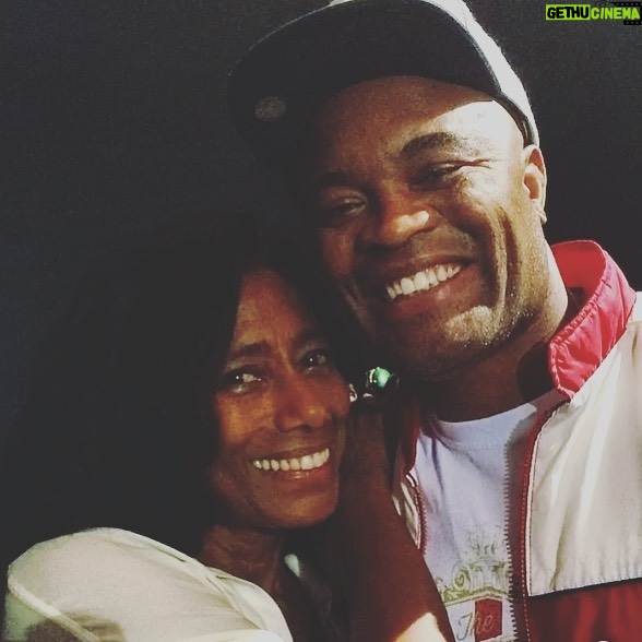 Anderson Silva Instagram - Estamos só de passagem... A vida se encarrega de apresentar à cada um, que por algum tempo estará ao nosso lado, alguns ficam horas, dias, meses, anos, outros a vida inteira. Se por algum momento nos dispersamos um do outro. É porque o tempo já se cumpriu.😔😔 Obrigado Glória Maria. Vai com DEUS