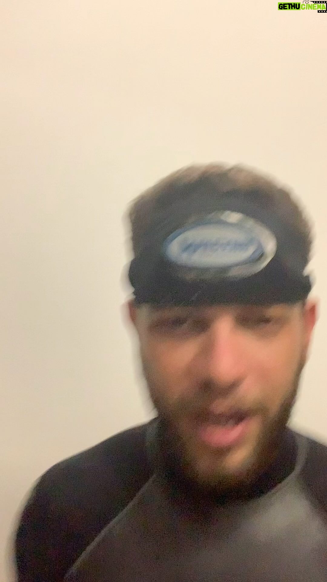 Anderson Silva Instagram - Mergulhar realmente pode ser uma atividade mágica, oferecendo uma conexão incrível com seus próprios pensamentos. @deepdivedubai @spiderkick @silva_mtc @scuba_lounge_diving