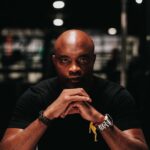 Anderson Silva Instagram - Depois de algum tempo, você aprende a diferença, a sutil diferença entre dar a mão e acorrentar uma alma. E você aprende que amar não significa apoiar-se, e que companhia nem sempre significa segurança ou proximidade. E começa a aprender que beijos não são contratos, tampouco promessas de amor eterno. Começa a aceitar suas derrotas com a cabeça erguida. Depois de um tempo, você aprende que o sol pode queimar se ficarmos expostos a ele por muito tempo. E aprende que não importa o quanto você se importe: algumas pessoas simplesmente não se importam... E aceita que não importa o quão boa seja uma pessoa, ela vai feri-lo de vez em quando e, por isso, você precisa estar sempre disposto a perdoá-la. Aprende que leva um certo tempo para construir confiança e apenas alguns segundos para destruí-la; e que você, em um instante, pode fazer coisas das quais se arrependerá pelo resto da vida. Aprende que você e seu amor podem estar distantes e podem fazer qualquer coisa, ou até coisa alguma, tendo, mesmo assim, bons momentos juntos. Descobre que as pessoas com quem você mais se importa na vida são tiradas de você muito cedo, ou muito depressa. Por isso, sempre devemos deixar as pessoas que verdadeiramente amamos com palavras brandas e amorosas, pois cada instante que passa carrega a possibilidade de ser a última vez que as veremos. Aprende que as circunstâncias e os ambientes têm influência sobre nós, mas somente nós somos responsáveis por nós mesmos; começa a compreender que não se deve comparar-se com os outros, mas sim com o melhor que se pode ser. Bom dia meu povo 🙏🏾🙏🏾🙏🏾❤️🙏🏾❤️desejo a todos um dia abençoado 🙏🏾🙏🏾 (William Shakespeare)