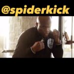 Anderson Silva Instagram - O treino não para, meu povo! À medida que entramos em 2024, lembrem-se de que cada novo ano é um novo começo, uma tela em branco pronta para ser pintada com suas conquistas e experiências. Este ano, desafiem-se a sair da zona de conforto, a buscar novas aventuras e a aprender com cada passo do caminho. 🙏🏾❤️🙏🏾❤️🙏🏾🙏🏾🙏🏾🙏🏾 Lembrem-se de que o sucesso não é medido apenas pelas grandes vitórias, mas também pelas pequenas alegrias e pelos obstáculos superados. Cada erro é uma oportunidade de aprendizado, e cada desafio, um convite para crescer. ❤️🙏🏾❤️🙏🏾❤️🙏🏾❤️🙏🏾❤️🙏🏾❤️🙏🏾❤️ Mantenham-se positivos, mesmo nos dias mais difíceis. A positividade é uma luz que ilumina o caminho para oportunidades e atrai pessoas e experiências que enriquecerão suas vidas. Rodeiem-se de pessoas que os apoiam e inspiram, e não se esqueçam de oferecer o mesmo em troca. 🙏🏾❤️🙏🏾🙏🏾❤️🙏🏾❤️🙏🏾❤️🙏🏾❤️🙏🏾❤️ Estejam presentes. Apreciem cada momento, cada sorriso, cada pôr do sol. A beleza da vida está nas pequenas coisas, e é importante parar e admirá-las. Estabeleçam metas, mas não se prendam rigidamente a elas. A vida é imprevisível, e às vezes os caminhos mais inesperados são os que nos levam aos lugares mais incríveis. Sejam flexíveis e abertos a novas possibilidades… Por fim, lembrem-se de cuidar de si mesmos - mental, emocional e fisicamente. Sua saúde e bem-estar são a base sobre a qual vocês podem construir sonhos incríveis… 🙏🏾❤️🙏🏾🎆🙏🏾❤️🎆❤️🙏🏾🎆🙏🏾❤️🙏🏾 Que 2024 seja um ano de crescimento, alegria e realizações inesquecíveis. Acreditem em si mesmos, porque vocês têm a força, a paixão e a determinação para tornar este ano ainda melhor para vocês e para os seus. @silva_mtc @spiderkick