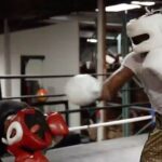 Anderson Silva Instagram - Fala, pessoal! Um novo ano se inicia, e desejo a todos muita saúde, alegria, amor e paz. Duvide de tudo que o comprometa com coisas erradas. Desconfie do controle que o medo, a ansiedade, o egoísmo, a intolerância e a irritabilidade exercem sobre você. Quando enfrentamos obstáculos na vida e precisamos tomar decisões que geram medo, a solidão é superável quando nos confrontamos; torna-se quase incurável quando nos abandonamos. Sábio é quem tem coragem de encarar o espelho da alma, reconhecer erros e fracassos, utilizando-os para plantar sementes no terreno da inteligência. Ser livre é não ser escravo das culpas do passado ou das preocupações do futuro. É ter tempo para o que se ama, abraçar, entregar-se, sonhar e recomeçar. É desenvolver a arte de pensar e proteger a emoção. Acima de tudo, ser livre é ter um caso de amor com a própria existência e desvendar seus mistérios. Se seus sonhos são pequenos, sua visão será pequena, suas metas limitadas, seus alvos medíocres, e a estrada estreita. A capacidade de suportar as tormentas será frágil. Os sonhos regam a existência com sentido. Desejo que não tenham medo da vida, mas medo de não vivê-la. Não há céu sem tempestades, nem caminhos sem acidentes. Beijo no coração, pessoal! Um feliz ano novo!” 🎄🎁🎄🎁🎄🎄🎄🎄🎄🎄