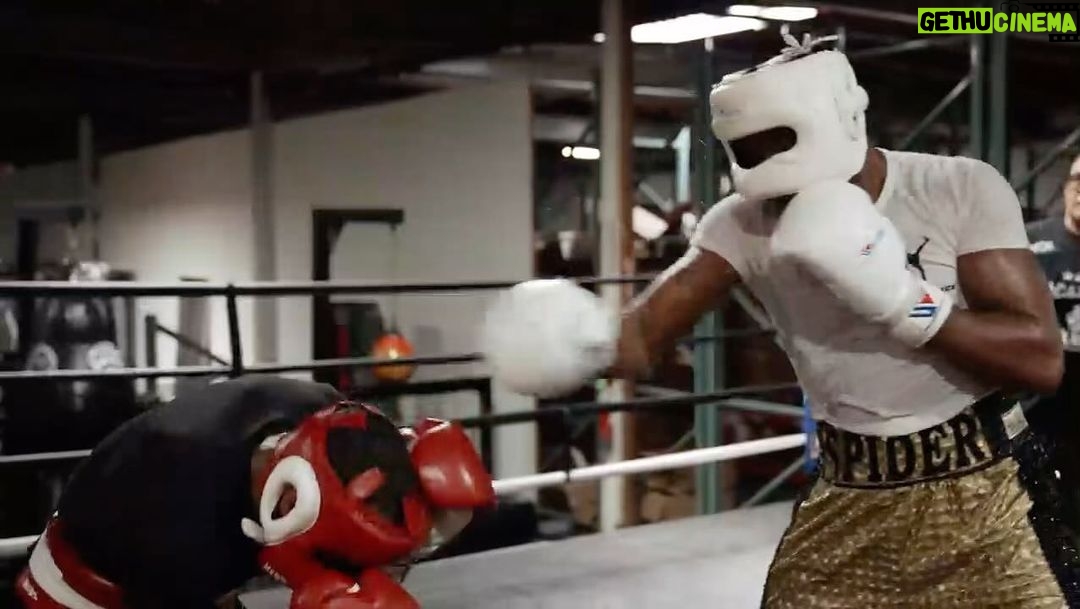 Anderson Silva Instagram - Fala, pessoal! Um novo ano se inicia, e desejo a todos muita saúde, alegria, amor e paz. Duvide de tudo que o comprometa com coisas erradas. Desconfie do controle que o medo, a ansiedade, o egoísmo, a intolerância e a irritabilidade exercem sobre você. Quando enfrentamos obstáculos na vida e precisamos tomar decisões que geram medo, a solidão é superável quando nos confrontamos; torna-se quase incurável quando nos abandonamos. Sábio é quem tem coragem de encarar o espelho da alma, reconhecer erros e fracassos, utilizando-os para plantar sementes no terreno da inteligência. Ser livre é não ser escravo das culpas do passado ou das preocupações do futuro. É ter tempo para o que se ama, abraçar, entregar-se, sonhar e recomeçar. É desenvolver a arte de pensar e proteger a emoção. Acima de tudo, ser livre é ter um caso de amor com a própria existência e desvendar seus mistérios. Se seus sonhos são pequenos, sua visão será pequena, suas metas limitadas, seus alvos medíocres, e a estrada estreita. A capacidade de suportar as tormentas será frágil. Os sonhos regam a existência com sentido. Desejo que não tenham medo da vida, mas medo de não vivê-la. Não há céu sem tempestades, nem caminhos sem acidentes. Beijo no coração, pessoal! Um feliz ano novo!” 🎄🎁🎄🎁🎄🎄🎄🎄🎄🎄