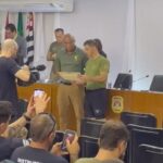 Anderson Silva Instagram - Mais uma vez, meus agradecimentos a todos os instrutores. É uma grande honra poder aprender com cada um de vocês. Saio desse curso com a certeza de que aprendi mais sobre quem eu sou. Obrigado Dr. Artur José, Dian Alexandre Oliveira, Felipe Barreto Abreu pela oportunidade e pelo convite de participar como um dos instrutores do 4º curso de operações Policiais da polícia civil do estado de SP, obrigado ao Dr. Guilherme Derrite, secretário de segurança pública do estado de SP, e à Academia da Polícia Civil. Para materializar não poderia deixar de citar a oração das forças especiais… Oh Poderoso Deus! Que és o autor da liberdade e o campeão dos oprimidos, Escutai a nossa prece! Nós, os homens das Forças Especiais, Reconhecemos a nossa dependência em Vós Na preservação da liberdade humana; Estejai conosco quando procurarmos defender os indefesos e libertar os escravizados! Possamos sempre lembrar que nossa nação, cujo lema é: “Ordem e Progresso, Espera que cumpramos com nosso dever, Por nós próprios, com honra, E que nunca envergonhemos a nossa fé, nossas famílias ou nossos camaradas. Dai-nos sabedoria da Vossa mente, A coragem de Vosso coração, A força de Vossos braços e a proteção de Vossas mãos. É por Vós que nós combatemos E a Vós pertencem os louros por nossa vitória. Pois Teu é o Reino, o Poder e a Glória para sempre. Amém! Operações policiais Obrigado meu grande irmão ( FÁBIO BOPPE)