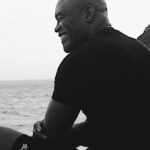 Anderson Silva Instagram - A vida é pra quem sabe viver Procure aprender a arte Pra quando apanhar não se abater Ganhar e perder faz parte Levante a cabeça amigo a vida não é tão ruim Um dia a gente perde mas nem sempre o jogo é assim Pra tudo tem um jeito, e se não teve jeito Ainda não chegou ao fim Mantenha a fé na crença se a ciência não curar Pois se não tem remédio então remediado está Já é um vencedor quem sabe a dor de uma derrota Enfrentar E a quem deus prometeu nunca faltou Na hora certa o bom deus dará Deus é maior, maior é deus E quem 'tá com ele nunca está só O que seria do mundo sem ele Deus é maior, maior é deus E quem 'tá com ele nunca está só O que seria do mundo sem ele Chega de chorar Você já sofreu demais agora chega Chega de achar que tudo se acabou Pode a dor uma noite durar Mas um novo dia sempre vai raiar E quando menos esperar Deus é maior, maior é deus E que 'tá com ele nunca está só O que seria do mundo sem ele Deus é maior, maior é deus E quem 'tá com ele nunca está só O que seria do mundo sem ele Chega de chorar Você já sofreu demais agora chega Chega de achar que tudo se acabou Pode a dor uma noite durar Mas um novo dia sempre vai raiar E quando menos esperar clareou