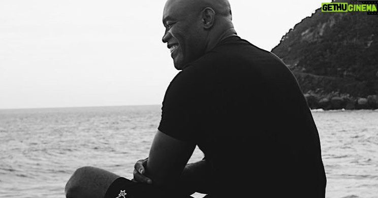 Anderson Silva Instagram - A vida é pra quem sabe viver Procure aprender a arte Pra quando apanhar não se abater Ganhar e perder faz parte Levante a cabeça amigo a vida não é tão ruim Um dia a gente perde mas nem sempre o jogo é assim Pra tudo tem um jeito, e se não teve jeito Ainda não chegou ao fim Mantenha a fé na crença se a ciência não curar Pois se não tem remédio então remediado está Já é um vencedor quem sabe a dor de uma derrota Enfrentar E a quem deus prometeu nunca faltou Na hora certa o bom deus dará Deus é maior, maior é deus E quem 'tá com ele nunca está só O que seria do mundo sem ele Deus é maior, maior é deus E quem 'tá com ele nunca está só O que seria do mundo sem ele Chega de chorar Você já sofreu demais agora chega Chega de achar que tudo se acabou Pode a dor uma noite durar Mas um novo dia sempre vai raiar E quando menos esperar Deus é maior, maior é deus E que 'tá com ele nunca está só O que seria do mundo sem ele Deus é maior, maior é deus E quem 'tá com ele nunca está só O que seria do mundo sem ele Chega de chorar Você já sofreu demais agora chega Chega de achar que tudo se acabou Pode a dor uma noite durar Mas um novo dia sempre vai raiar E quando menos esperar clareou