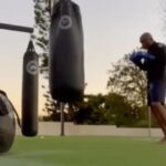 Anderson Silva Instagram – Sua melhor companhia é DEUS, e há momentos em nossas vidas em que só precisamos estar conectados com DEUS e com nós mesmos, concentrando-nos na gratidão 🙏🏾, no amor e na conexão com nosso criador, diante de tantos acontecimentos tristes e da falta de respeito e amor pelo próximo.
Tome seu tempo para se conectar consigo mesmo. Converse com DEUS e agradeça por mais um dia. Beijo, meu povo. Se puder ajudar o próximo, faça-o se não puder, não atrapalhe. Viva sua vidas sem se preocupar com a vida alheia, pois, no final, o tempo que você perde cuidando da vida do outro só atrasou a sua 🙏🏾🙏🏾 🙏🏾❤️🙏🏾❤️🙏🏾❤️ @Jabbawockeez