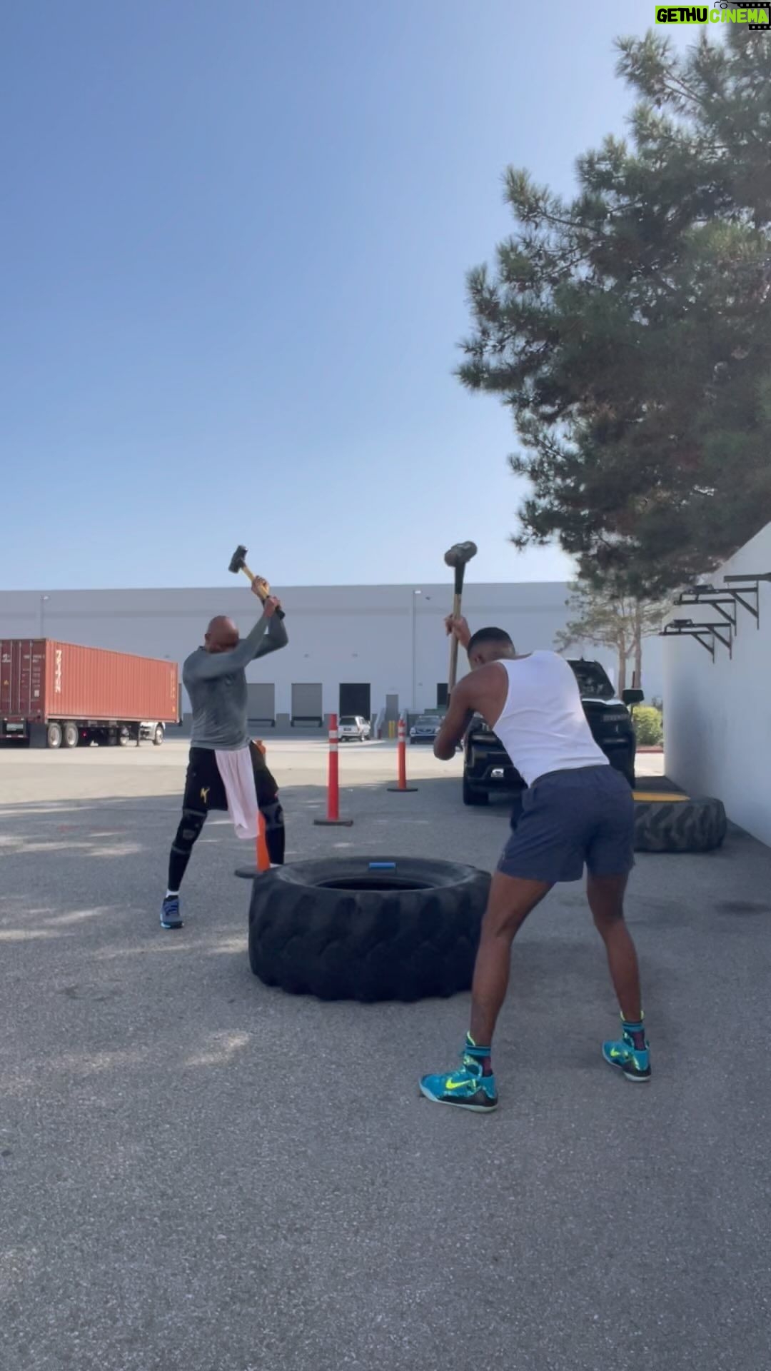 Anderson Silva Instagram - Talvez eu não possa vencer. Talvez a única coisa que eu possa fazer é subir lá e enfrentá-lo, tirando tudo o que ele tem. Mas para me vencer, ele terá que me matar, e para me matar, ele terá que ter a coragem de parar na minha frente, e para fazer isso, ele tem que estar disposto a morrer também.(Rocky Balboa) @kalylsilva @coachfabiomelo @silva_mtc @spiderkick Uma ótima sexta-feira meu povo DEUS abençoe todos vocês 🙏🏾❤️